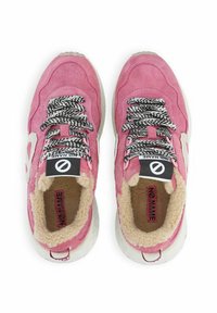 Roze suède sneakers met zwart-wit patternerende veters, een zachte bontvoering, een dikke witte zool en een "NO NAME" logo op de tong.