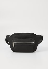 Juodas audinys fanny pack'as su užtraukiamu priekiu, reguliuojama juosta ir minimalistiniu dizainu. Yra tvirtas medžiaga ir elegantiška tekstūra.