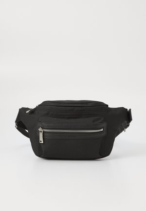 Črna tkanina fanny pack z zadrgo na sprednjem žepu, nastavljivim trakom in minimalističnim dizajnom. Ima trpežen material in eleganten izgled.