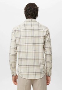 Beige kariertes Hemd aus weichem Stoff, mit langen Ärmeln, einem klassischen Kragen und knöpfbaren Manschetten. Das Muster besteht aus hellen und dunklen braunen Linien.