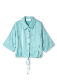 Camisa corta de botones azul claro de tela suave, con un cuello, mangas cortas y un dobladillo con cordón, además de un bolsillo frontal.