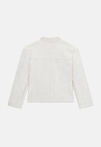 Geacă albă din piele cu un design structurat, având mâneci lungi, guler și o cusătură orizontală pe spate.