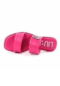 Infradito rosa con due fasce larghe, texture liscia e un accentuato punto di chiusura argentato. La soletta presenta testo del logo bianco su uno sfondo rosa.