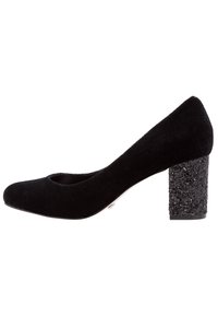 Escarpin noir en daim à talon haut, avec un bout arrondi et un talon bloc texturé et pailleté. Tige lisse avec un minimum de détails.