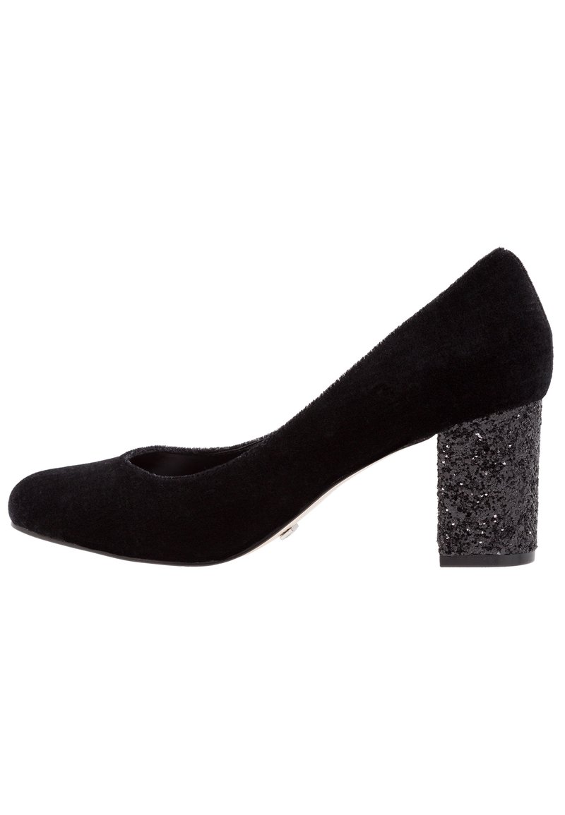 Escarpin noir en daim à talon haut, avec un bout arrondi et un talon bloc texturé et pailleté. Tige lisse avec un minimum de détails.