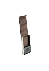 Portafoglio in pelle nera con accenti metallici argento, dotato di un interno in tessuto marrone e un design sottile e allungato per una facile portabilità.