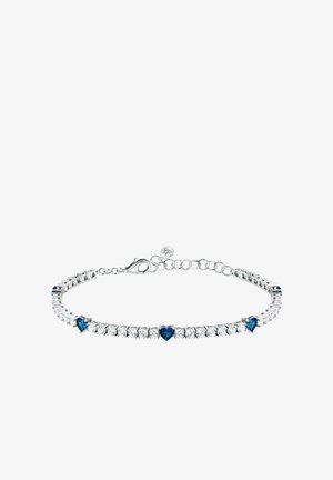 Bracciale in tono argento con pietre alternate trasparenti e a forma di cuore blu, con chiusura sicura e catena regolabile per variazione di taglia.
