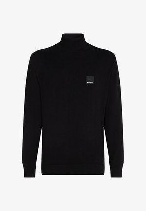 Pulover negru cu guler înalt, fabricat dintr-un material moale. Dispune de un guler și manșete cu model côtelé, având un mic patch cu logo negru în față.