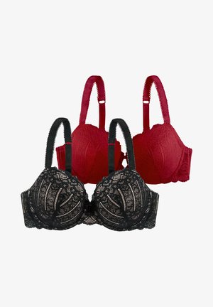 Ensemble de trois soutiens-gorge : un noir et deux rouges. Le noir présente une dentelle complexe avec des bords festonnés ; les rouges affichent des motifs floraux et une texture lisse.