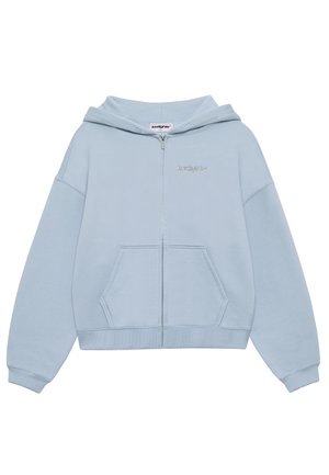 Lichtblauwe rits-hoodie van zachte stof met een kangoeroezak, brede mouwen en een geborduurd logo op de borst. Glad textuur.