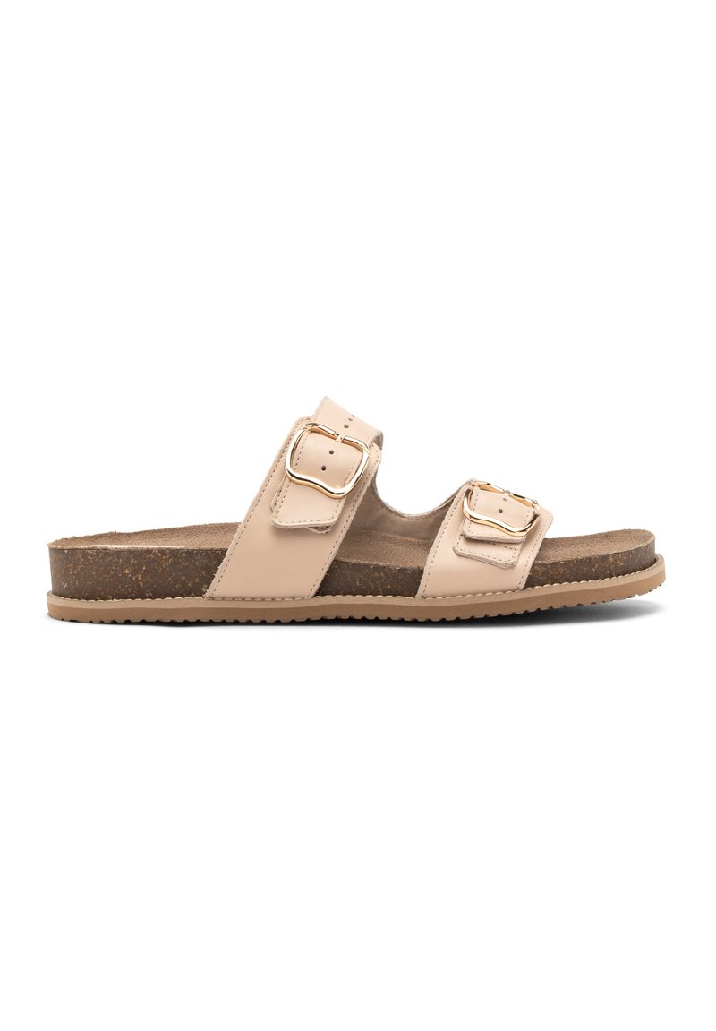 Beżowe klapki z dwoma regulowanymi paskami z złotymi klamrami, korkową wkładką oraz teksturowaną gumową podeszwą.