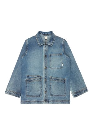 Denimjas in lichtblauw, met een rechte snit, twee grote voorzakken en een knoopsluiting met contrasterende stiksels.