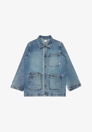 Denimjas in lichtblauw, met een rechte snit, twee grote voorzakken en een knoopsluiting met contrasterende stiksels.