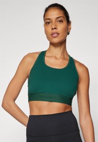 New Balance SLEEK MEDIUM SUPPORT BRA - Športni modrček s srednjo podporo - nightwatch green
