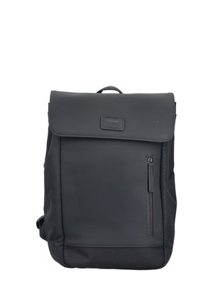 Schwarzer rechteckiger Rucksack mit Klappe, vorderer Reißverschlusstasche und oberem Griff, gefertigt aus glatten und strukturierten Materialien.