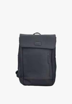 Sac à dos rectangulaire noir avec fermeture à rabat, poche avant zippée et poignée supérieure, fabriqué en matériaux lisses et texturés.