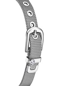 Correa de reloj de malla metálica en plata, con hebilla rectangular, un acento de cristal y agujeros circulares a lo largo para ajuste.