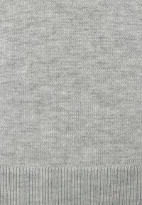Grau gestrickter Stoff mit einem feinen, strukturierten Muster; gerippter Saum am unteren Ende. Einheitliche Farbe mit leichten Variationen.