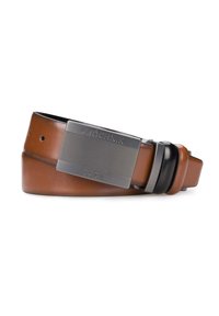 Brązowy skórzany pasek z prostokątną metalową klamrą w kolorze srebrnym, z napisem "PROCHNIK" oraz "1948", gładka tekstura i kontrastowe akcenty.