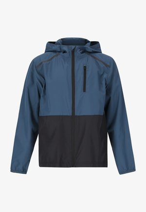 Veste légère bicolore bleu et noir, dotée d'une fermeture éclair à l'avant, d'une capuche ajustable et d'un tissu texturé avec des surpiqûres contrastantes.