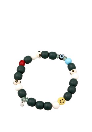 Bracelet avec des perles vert foncé, blanches, rouges, bleues et jaunes, comprenant un motif d'œil et une perle jaune en forme de visage souriant.