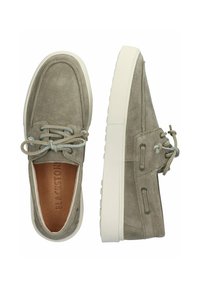 Scarpe da barca in suede grigio con suola in gomma bianca, dotate di due fori per i lacci, lacci blu e una soletta interna confortevole.