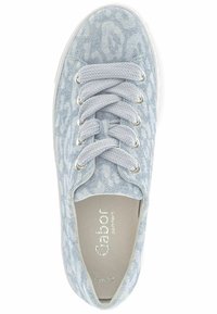 Zapatilla textil de color azul claro con un patrón texturizado, puntera redonda y suela de goma blanca. Presenta cordones planos y ojetes plateados.