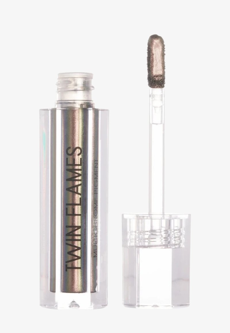 Sombra de ojos líquida en un tubo transparente con un acabado plateado iridiscente. Incluye un aplicador plano para una aplicación precisa.
