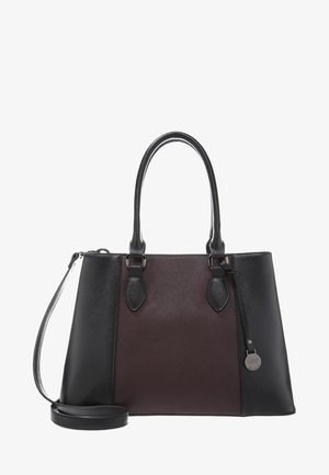 Sac à main en simili cuir noir et bordeaux avec doubles poignées supérieures, bandoulière amovible et accents de logo sur le côté.