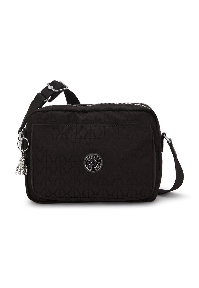 Sorte vatteret stof crossbody taske med lynlåslukning, sølvhardware, et rundt emblem og en aftagelig charm-dekoration. Justerbar rem.