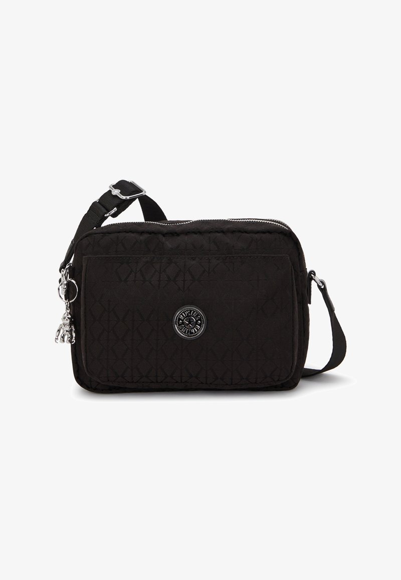 Černá prošívaná kabelka přes rameno se zipovým uzávěrem, stříbrným kováním, kulatým emblémem a odnímatelným ozdobným přívěskem. Nastavitelný popruh.