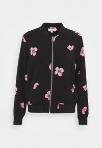 Svart bomberjacka med rosa blommönster och blå centra, ribbade mudd och nederkant, samt en framsida med dragkedja. Mjuk textur av tyget.