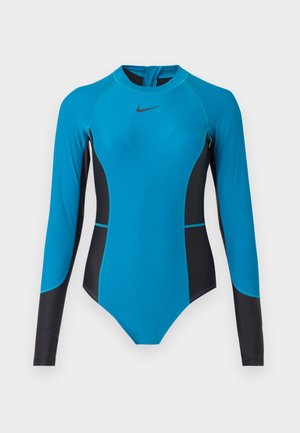 Costume da bagno Nike a maniche lunghe, blu e nero, con scollo tondo e chiusura lampo sul retro, progettato per gli sport acquatici.