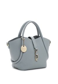 Lichtgrijze leren handtas met dubbele handvatten, een afneembare schouderriem, goudkleurige hardware en een ronde logo-tag. Beschikt over een gestructureerd oppervlak.