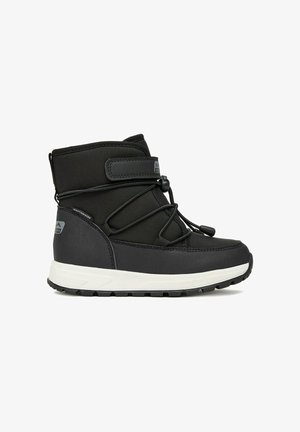 Bota de invierno impermeable negra con suela blanca, cordones elásticos ajustables y correa de velcro, diseñada para uso al aire libre en clima frío.