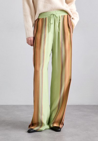 Pantaloni din țesătură verde deschis, cu dungi verticale în portocalie, maronie și mov. Au un tiv elastic la talie, cu șnur de strângere.