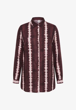 Pitkähihaiset nappikauluspaidat, joissa on terävä kaulus ja pystysuorat viininpunaiset ja valkoiset siksakraidat.