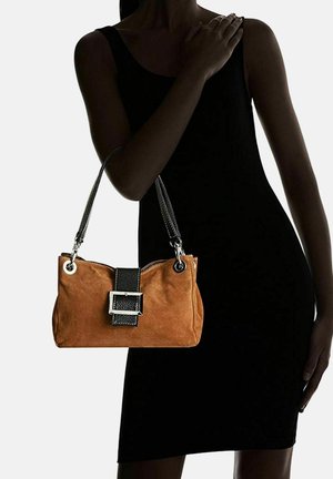 Borsa in suede marrone con tracolla in pelle nera e accessori in argento. Presenta un accento centrale a fibbia e una texture liscia e morbida.
