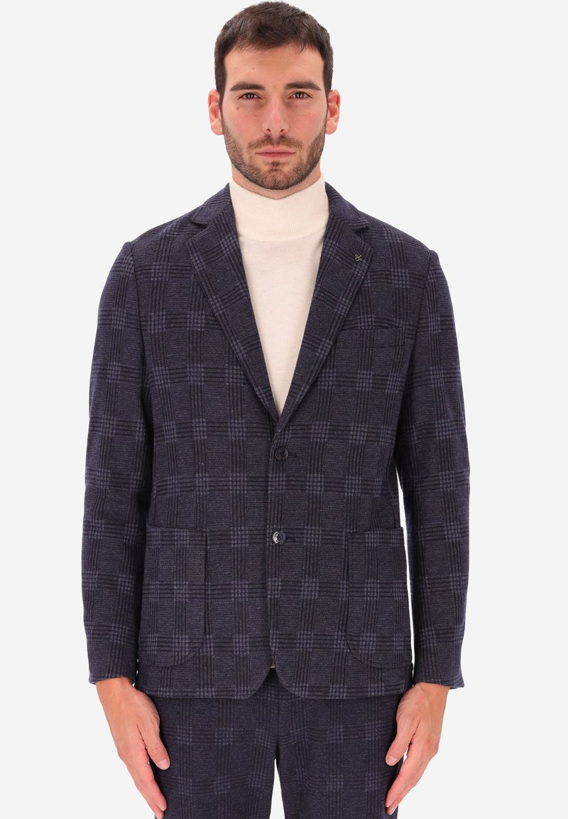 Blazer a quadri navy realizzato in tessuto testurizzato, con due tasche frontali, chiusura a un bottone, revers a punta e accenti grigi discreti.