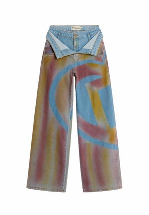 Wijde spijkerbroek met spuitverfdesign in vervaagde oranje en paarse kleuren en geometrische blauwe vormen, op de taille omgevouwen.