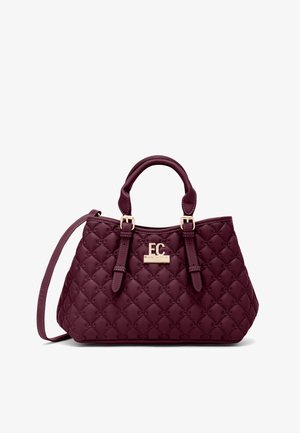 Borsa trapuntata color bordeaux con dettagli fibbia dorata, motivo "ec" impresso, doppio manico superiore e tracolla rimovibile.