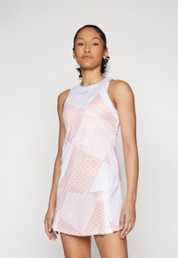 Športové šaty v svetlom modrom a bielom prevedení, s geometrickými vzormi v ružovej a červenej farbe, vyrobené z priedušnej tkaniny s priliehavým strihom.