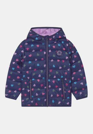 Doudoune enfant bleu marine avec motifs de cœurs multicolores, capuche, fermeture éclair frontale et deux poches zippées.