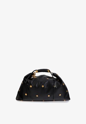 Crna kožna torba s zlatnim točkicama, okruglog oblika i teksturiranom drškom. Ima bočni patentni zatvarač i ukrasne metalne detalje.