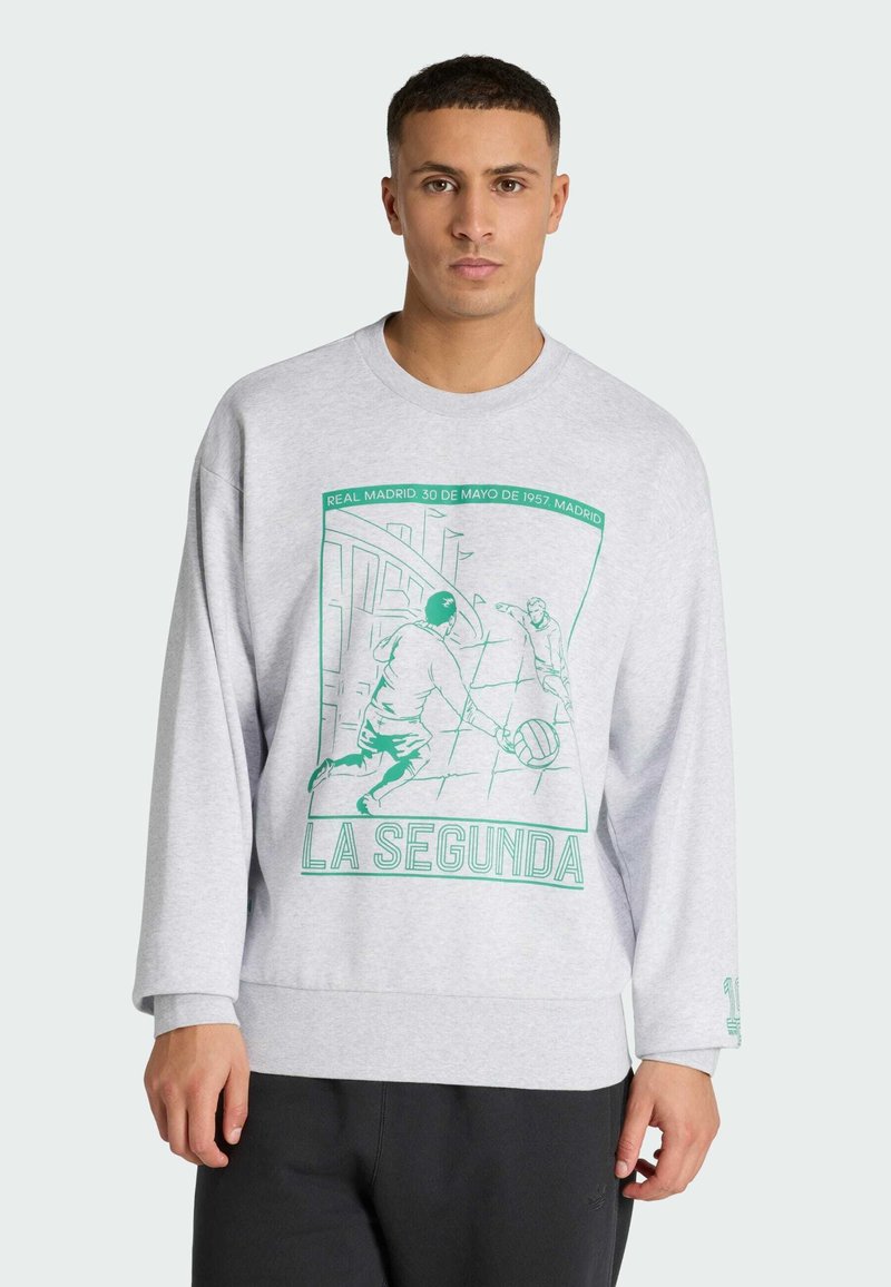 Sudadera gris con cuello redondo, con un estampado gráfico verde que muestra atletas. Mangas largas con puños acanalados y un ajuste relajado.
