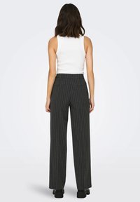 Pantaloni a vita alta, a gamba larga, grigio scuro con righe bianche, caratterizzati da tasche posteriori e un tessuto liscio e strutturato.