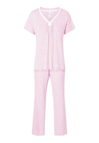 Conjunto de pijama rosa que incluye una camiseta de manga corta con escote en V y detalles de encaje, combinada con pantalones rectos de corte suelto en una suave tela texturizada.