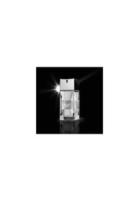 Klar rektangulær glas parfume flaske med sølv låg og logo, lysglimt bagved, placeret på en sort reflekterende overflade.
