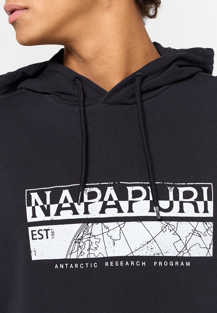 Czarna bluza z kapturem z białym nadrukiem graficznym zawierającym tekst "NAPAPIJRI EST 1987" oraz szczegóły mapy, fakturowany materiał i regulowany kaptur.