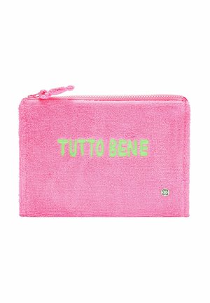 Pochette zippée texturée rose avec texte vert "TUTTO BENE" et un petit symbole de trèfle à quatre feuilles dans le coin inférieur droit.